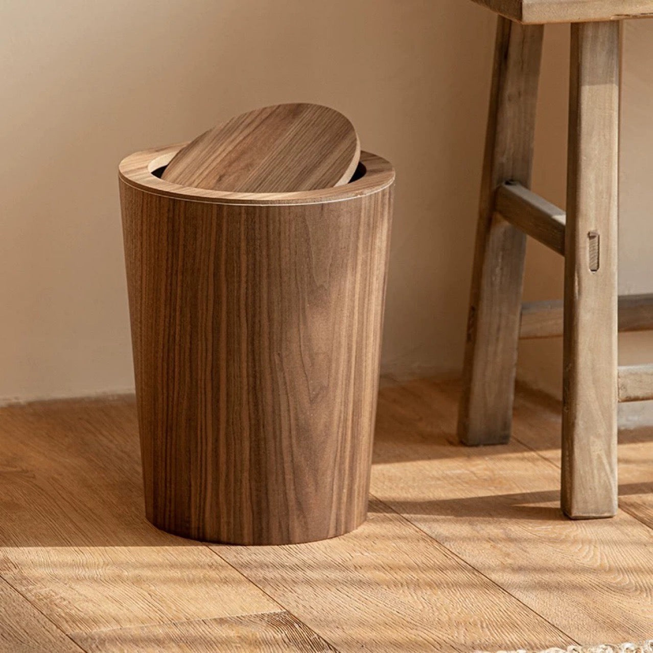 Roterende Afvalbak Met Houtstructuur En Minimalistisch Ontwerp