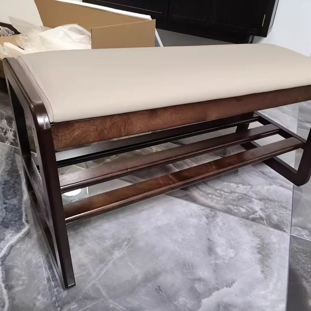 Scandinavische schoenenbank met houten frame en gevoerde zitting