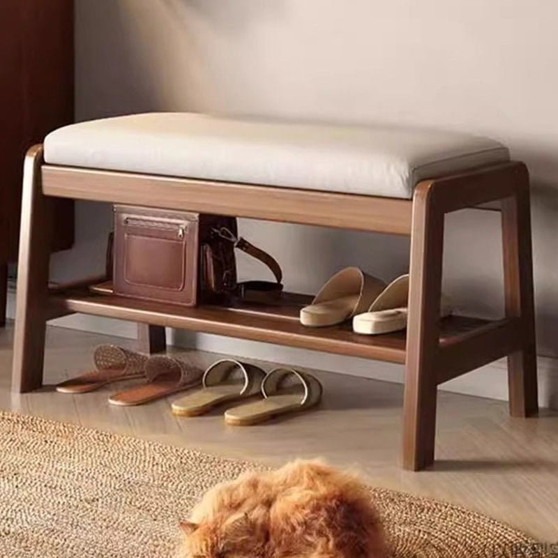 Scandinavische schoenenbank met houten frame en gevoerde zitting