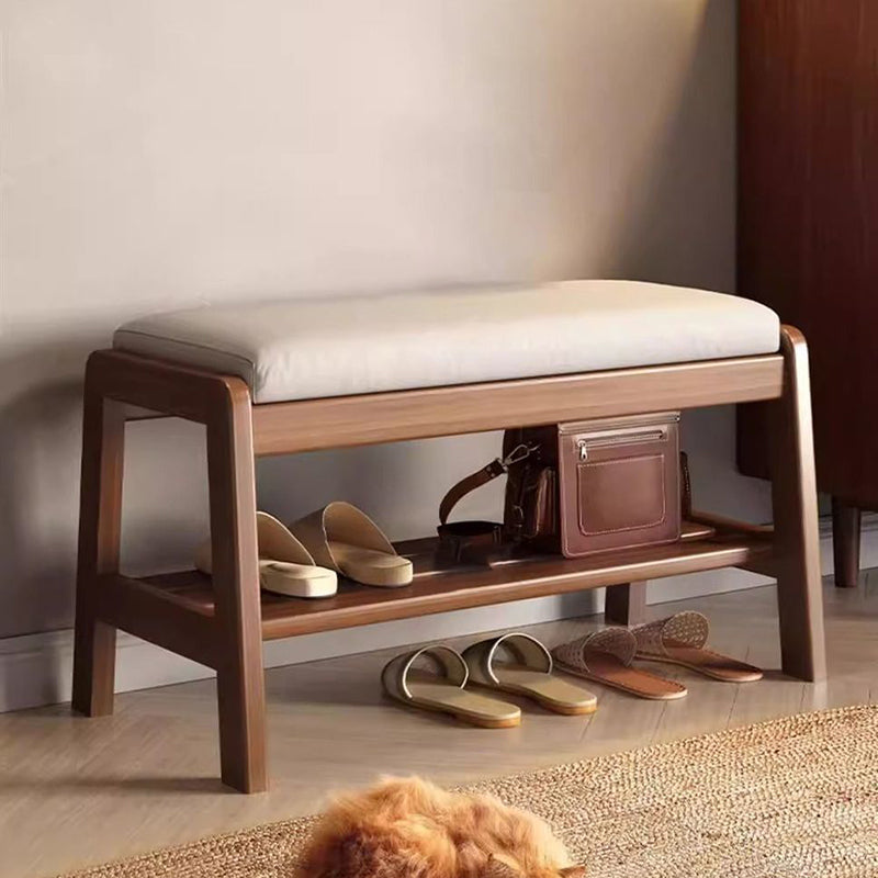 Scandinavische schoenenbank met houten frame en gevoerde zitting