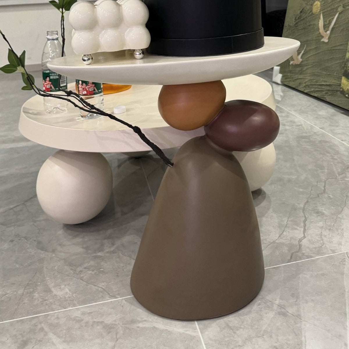 Sculpturale bijzettafel van hars met organische voet
