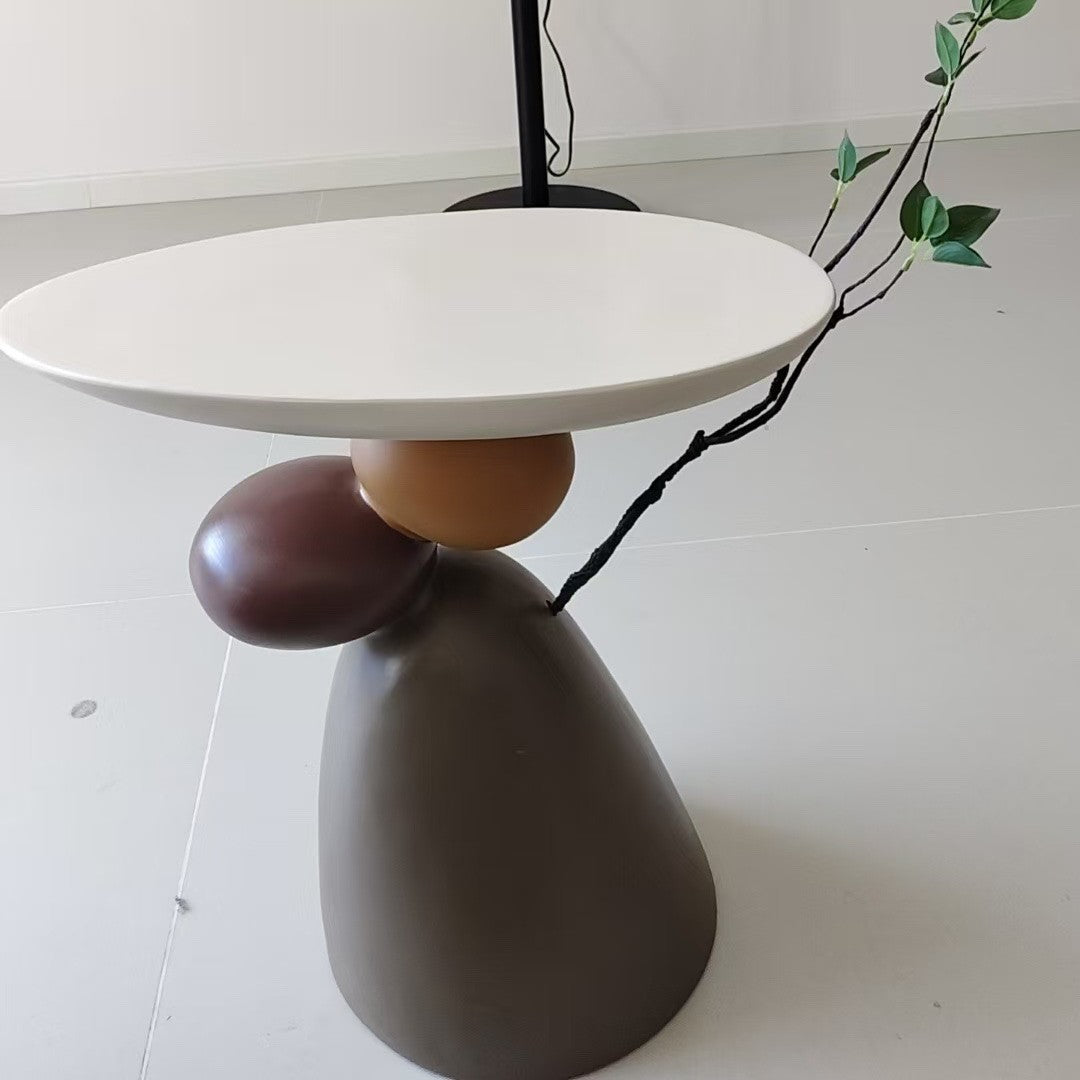 Sculpturale bijzettafel van hars met organische voet