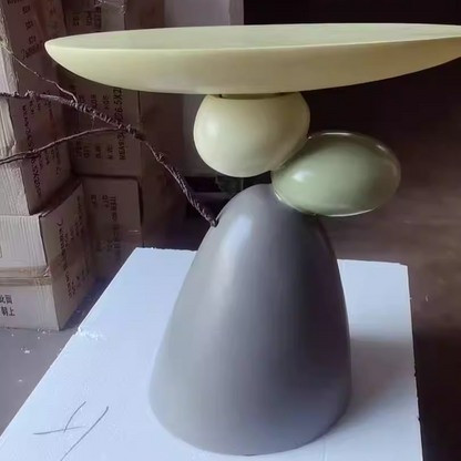 Sculpturale bijzettafel van hars met organische voet