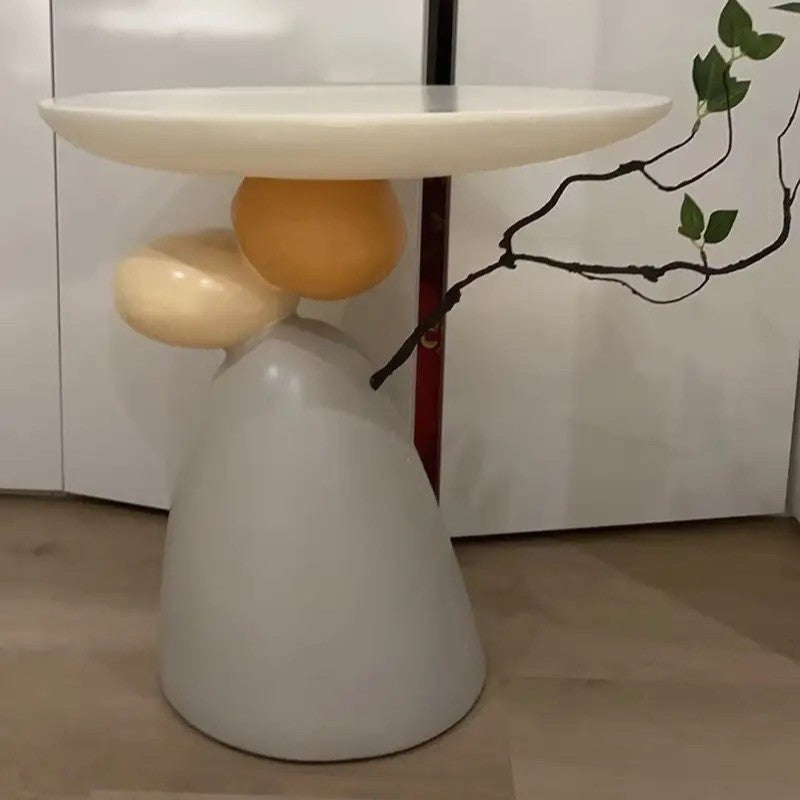 Sculpturale bijzettafel van hars met organische voet