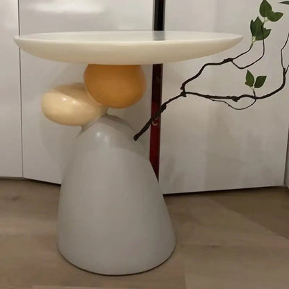 Sculpturale bijzettafel van hars met organische voet