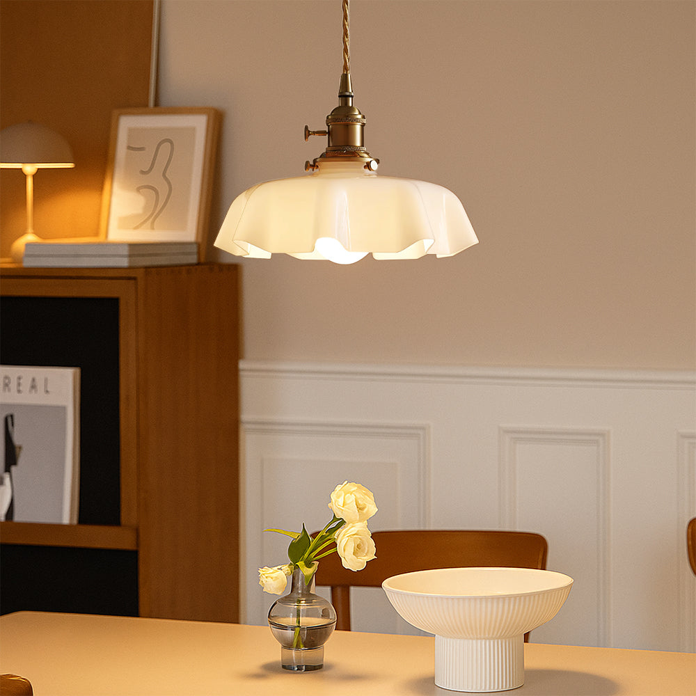 Glazen Hanglamp Met Golvende Rand En Warme Sfeerverlichting