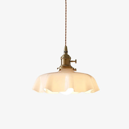 Glazen Hanglamp Met Golvende Rand En Warme Sfeerverlichting