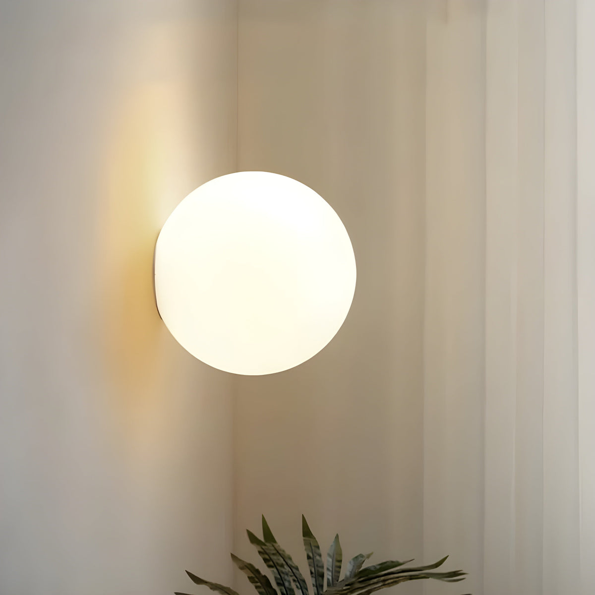 Wandlamp Met Matglazen Bol Voor Zachte En Sfeervolle Lichtverdeling