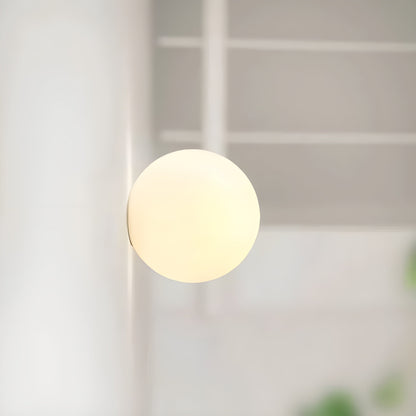 Wandlamp Met Matglazen Bol Voor Zachte En Sfeervolle Lichtverdeling