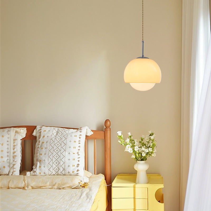 Bauhaus Hanglamp Met Gekleurde Glazen Bol En Sfeervolle Verlichting