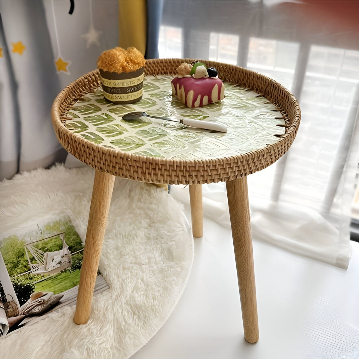 Scandinavische Bijzettafel Met Ronde Vorm En Driepootconstructie