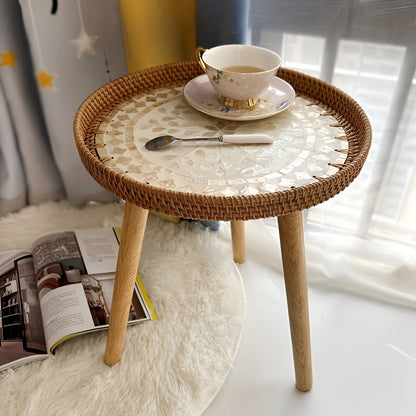 Scandinavische Bijzettafel Met Ronde Vorm En Driepootconstructie