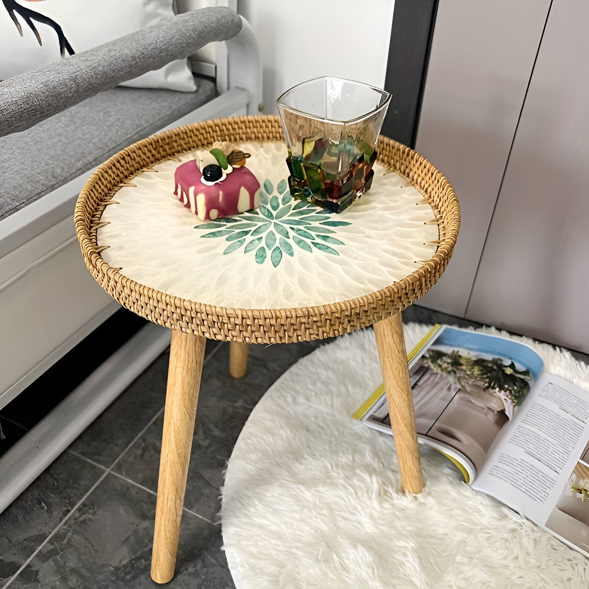 Scandinavische Bijzettafel Met Ronde Vorm En Driepootconstructie