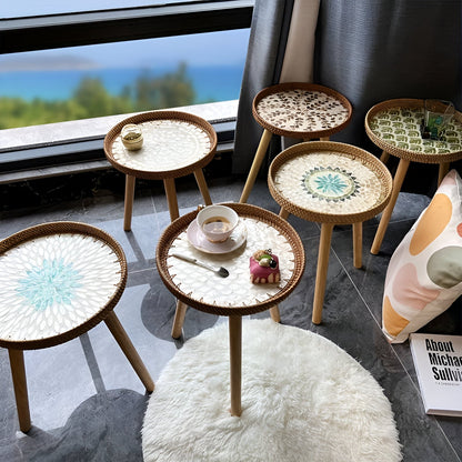 Scandinavische Bijzettafel Met Ronde Vorm En Driepootconstructie