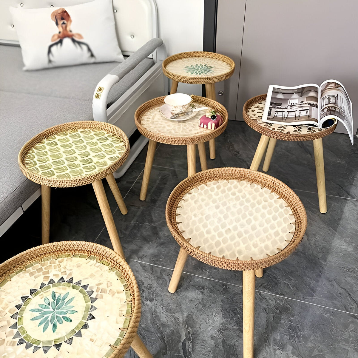 Scandinavische Bijzettafel Met Ronde Vorm En Driepootconstructie