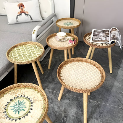 Scandinavische Bijzettafel Met Ronde Vorm En Driepootconstructie