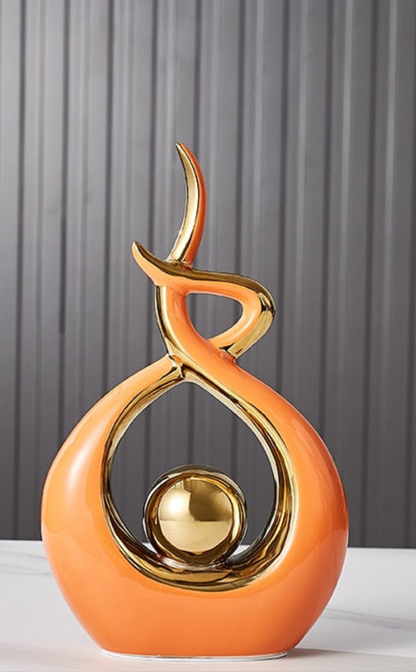 Keramische Sculptuur Met Abstract Ontwerp En Gouden Accenten