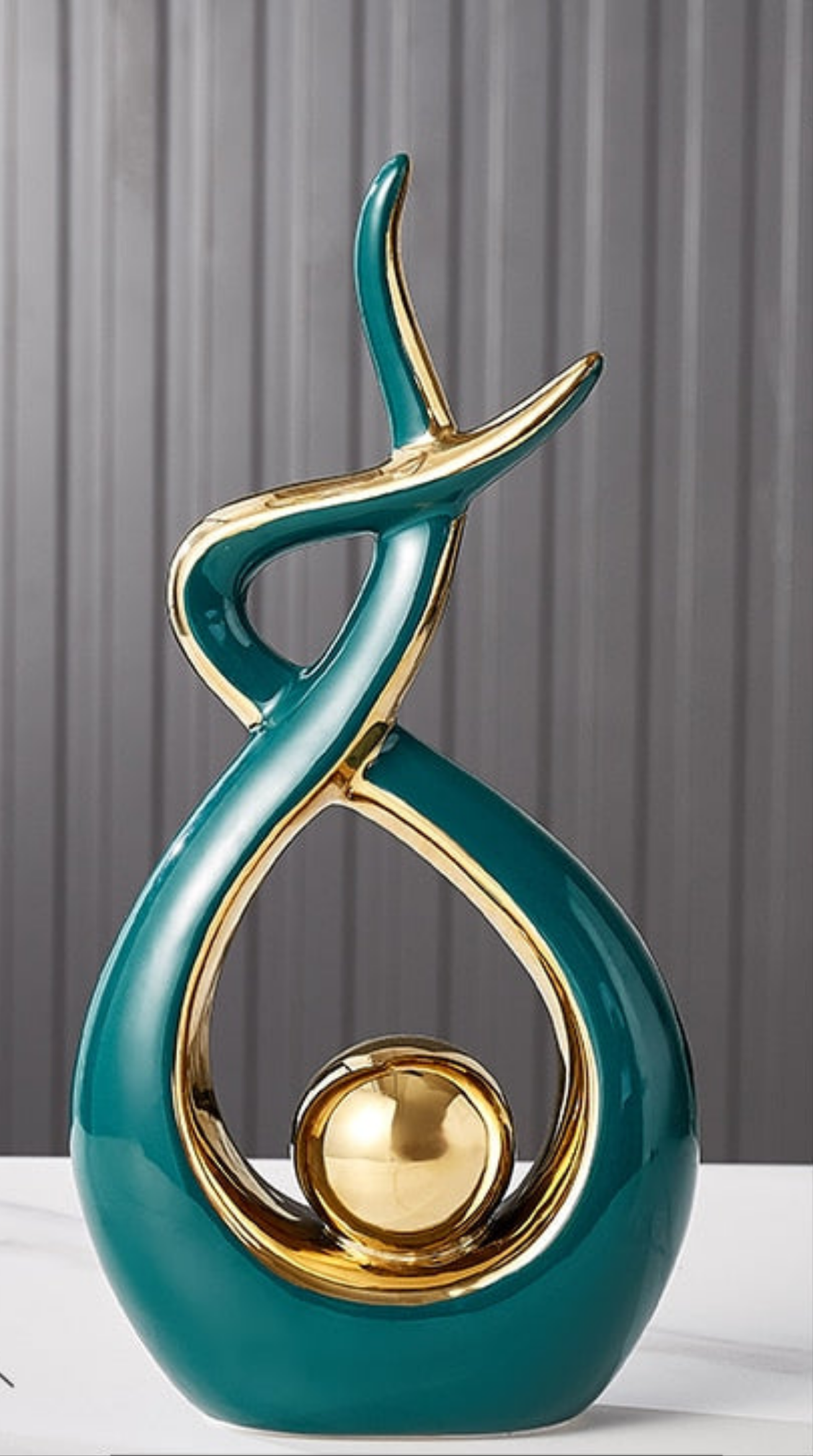 Keramische Sculptuur Met Abstract Ontwerp En Gouden Accenten