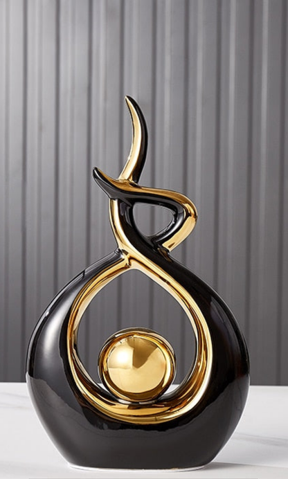 Keramische Sculptuur Met Abstract Ontwerp En Gouden Accenten