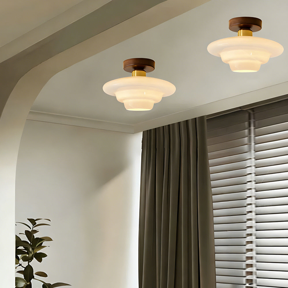 Plafondlamp Met Houten Accenten En Glazen Kap Voor Scandinavische Sfeer