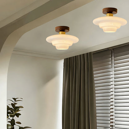 Plafondlamp Met Houten Accenten En Glazen Kap Voor Scandinavische Sfeer