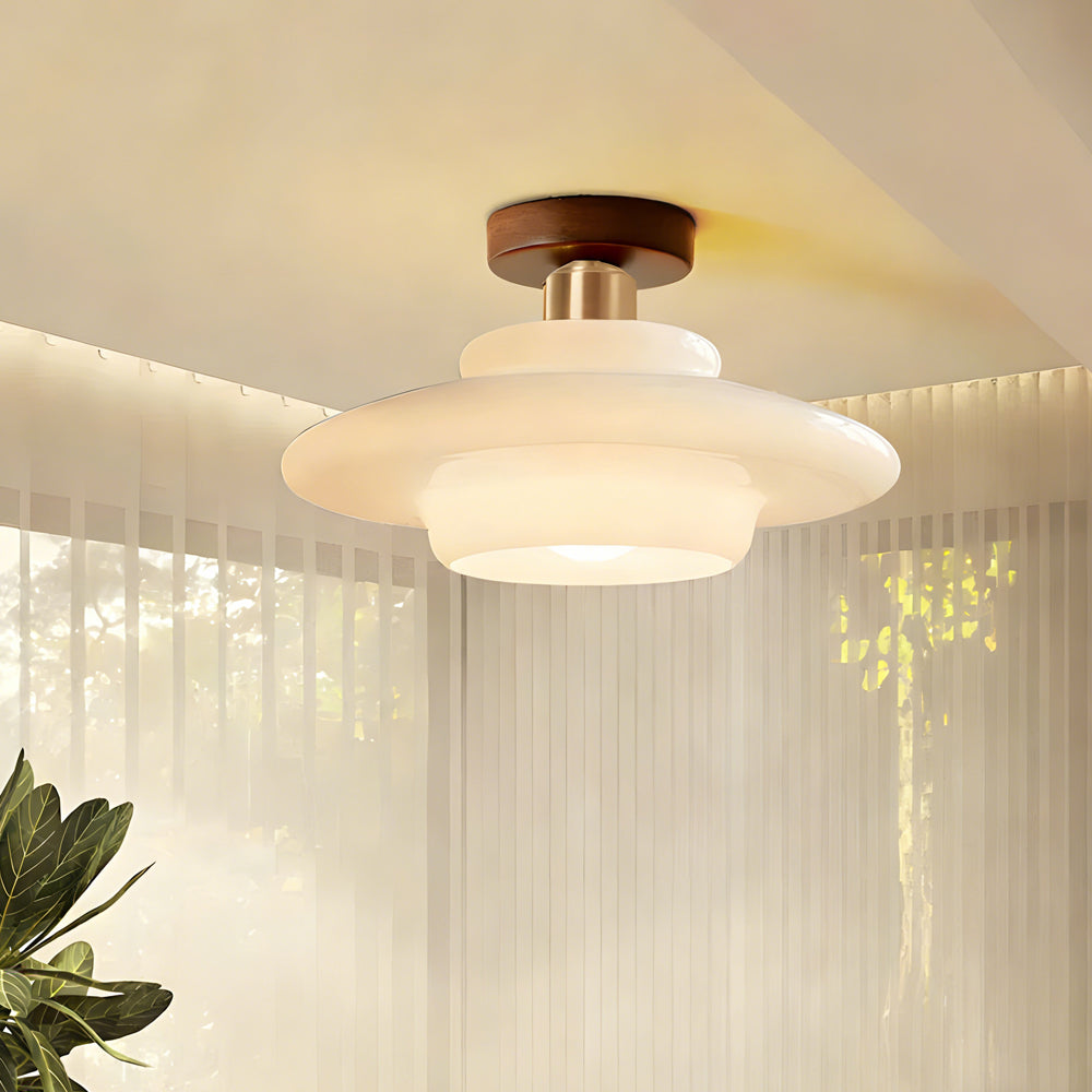 Plafondlamp Met Houten Accenten En Glazen Kap Voor Scandinavische Sfeer