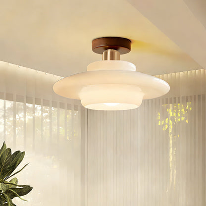 Plafondlamp Met Houten Accenten En Glazen Kap Voor Scandinavische Sfeer