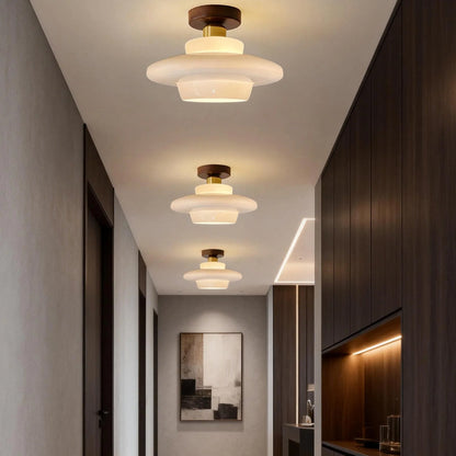 Plafondlamp Met Houten Accenten En Glazen Kap Voor Scandinavische Sfeer