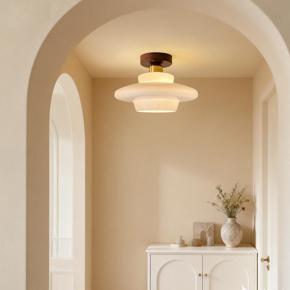 Plafondlamp Met Houten Accenten En Glazen Kap Voor Scandinavische Sfeer