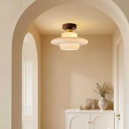 Plafondlamp Met Houten Accenten En Glazen Kap Voor Scandinavische Sfeer