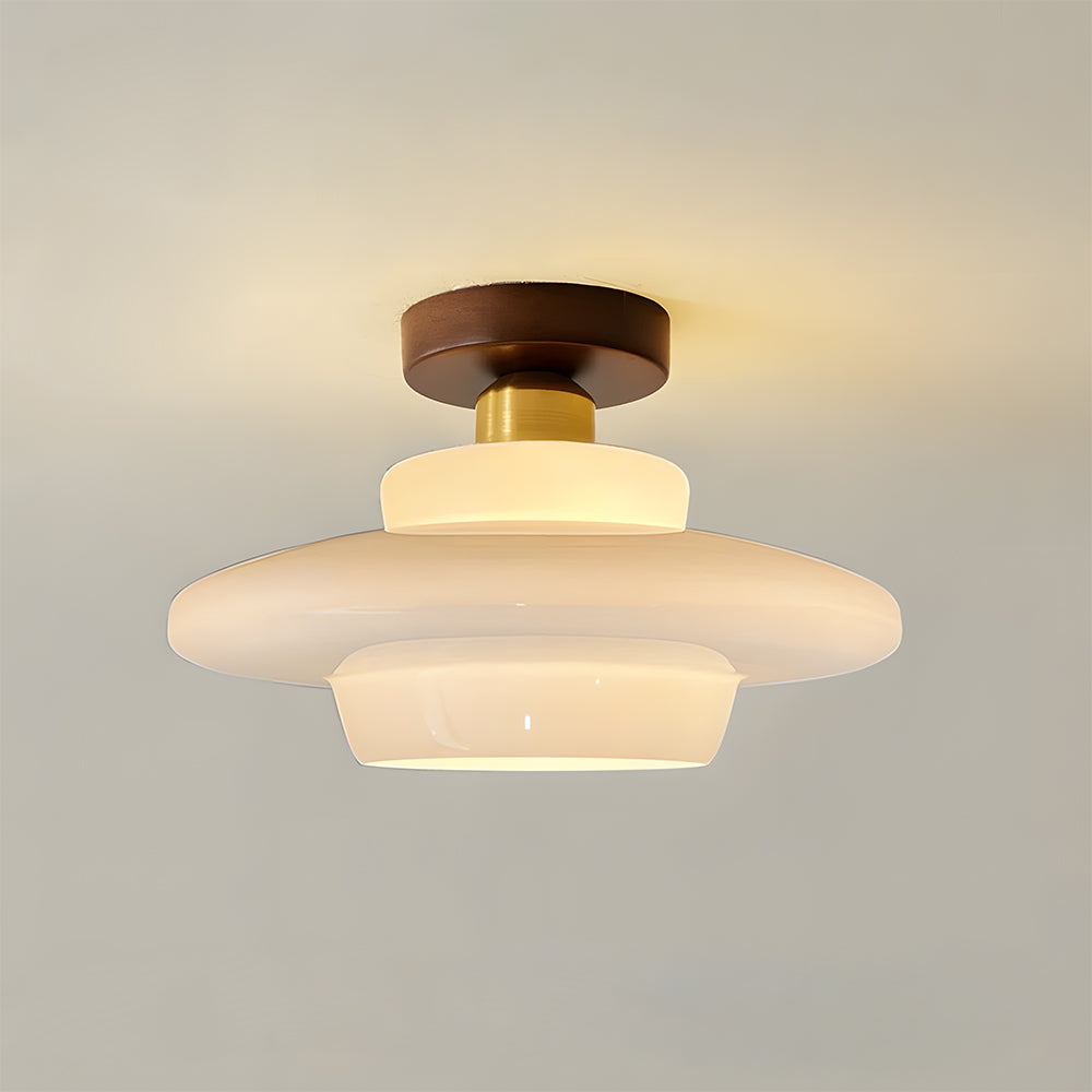 Plafondlamp Met Houten Accenten En Glazen Kap Voor Scandinavische Sfeer