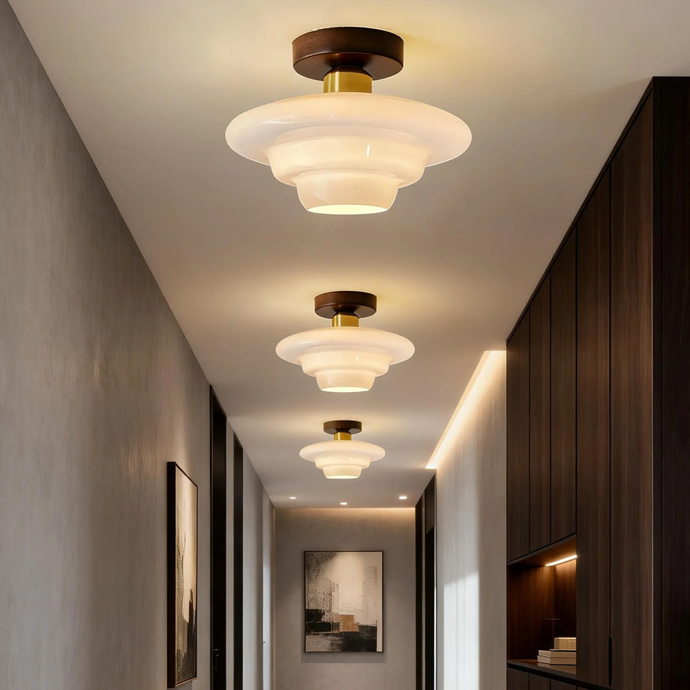 Plafondlamp Met Houten Accenten En Glazen Kap Voor Scandinavische Sfeer