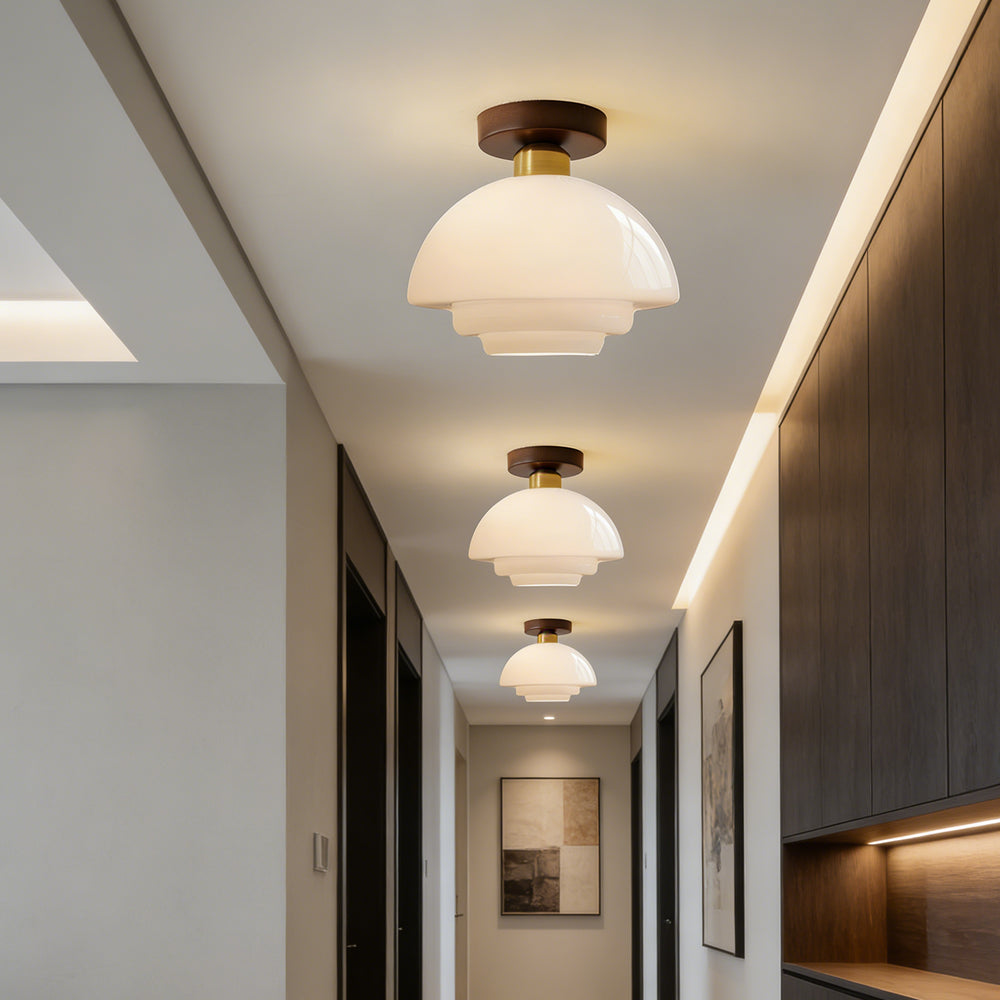 Plafondlamp Met Houten Accenten En Glazen Kap Voor Scandinavische Sfeer