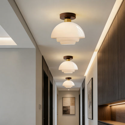 Plafondlamp Met Houten Accenten En Glazen Kap Voor Scandinavische Sfeer