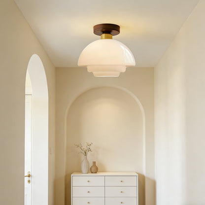Plafondlamp Met Houten Accenten En Glazen Kap Voor Scandinavische Sfeer