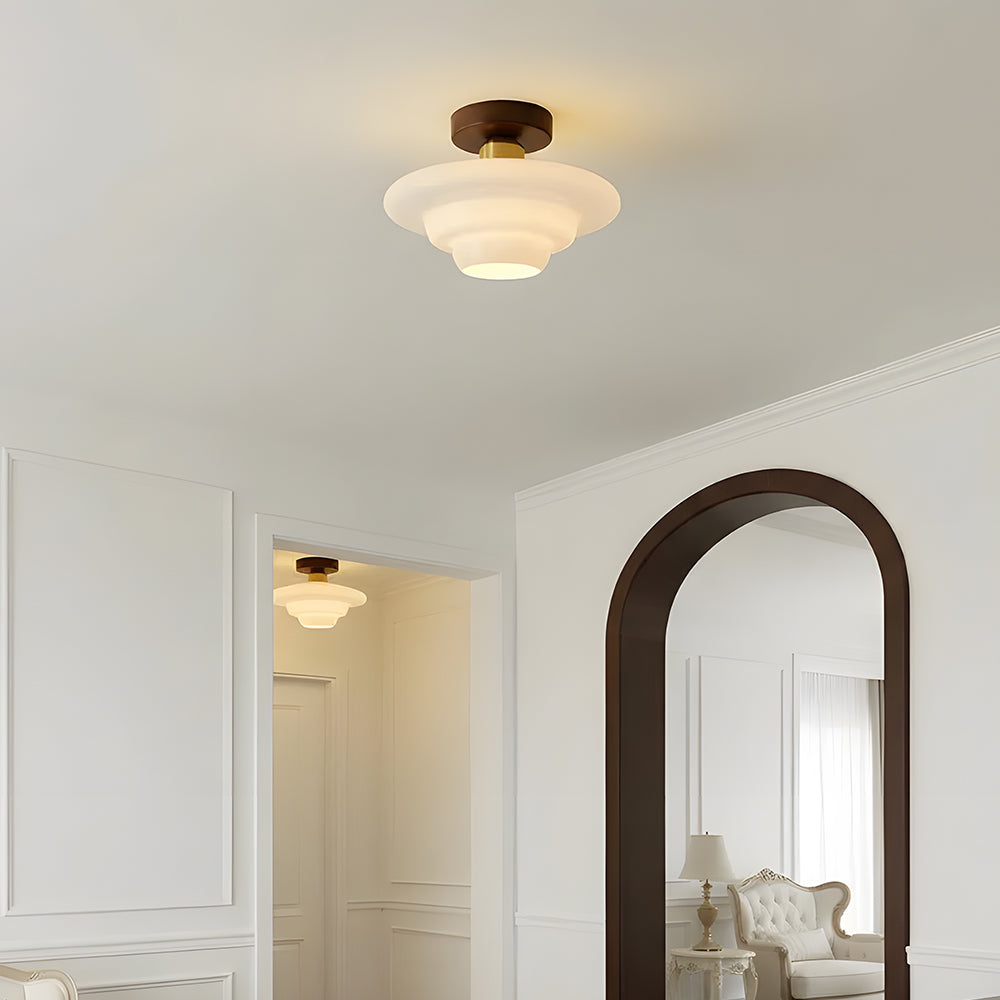 Plafondlamp Met Houten Accenten En Glazen Kap Voor Scandinavische Sfeer