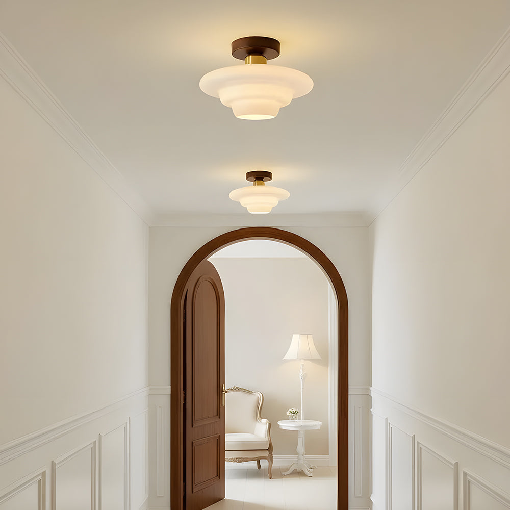 Plafondlamp Met Houten Accenten En Glazen Kap Voor Scandinavische Sfeer