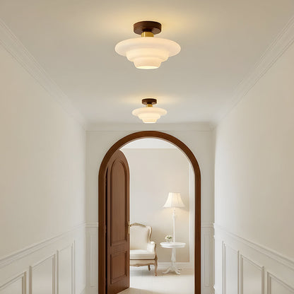 Plafondlamp Met Houten Accenten En Glazen Kap Voor Scandinavische Sfeer