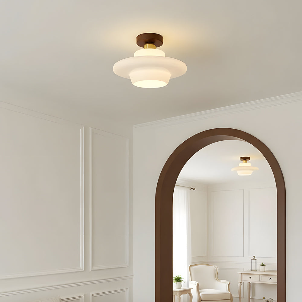 Plafondlamp Met Houten Accenten En Glazen Kap Voor Scandinavische Sfeer