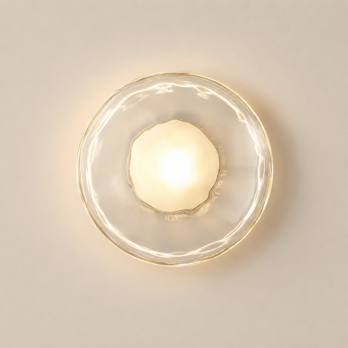 Compacte Wandlamp Met Geribbeld Glas En Sfeervolle Lichtverspreiding