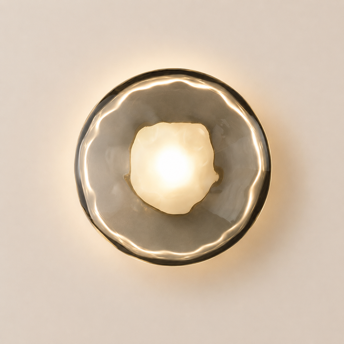 Compacte Wandlamp Met Geribbeld Glas En Sfeervolle Lichtverspreiding