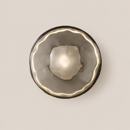 Compacte Wandlamp Met Geribbeld Glas En Sfeervolle Lichtverspreiding
