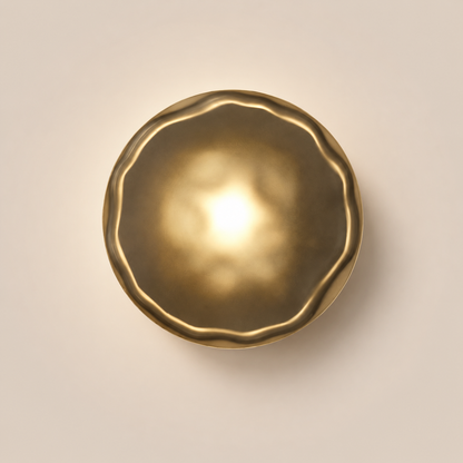 Compacte Wandlamp Met Geribbeld Glas En Sfeervolle Lichtverspreiding