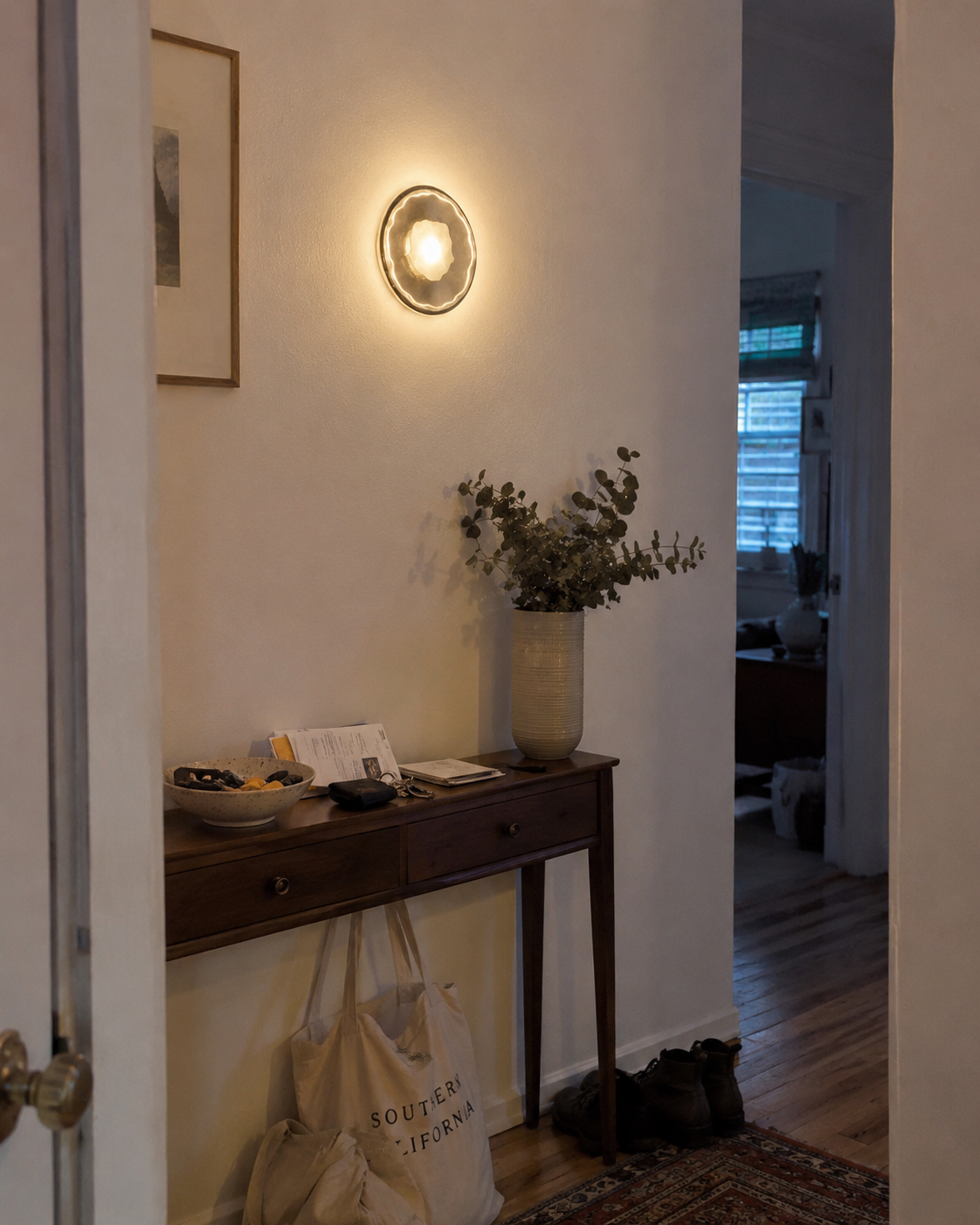 Compacte Wandlamp Met Geribbeld Glas En Sfeervolle Lichtverspreiding