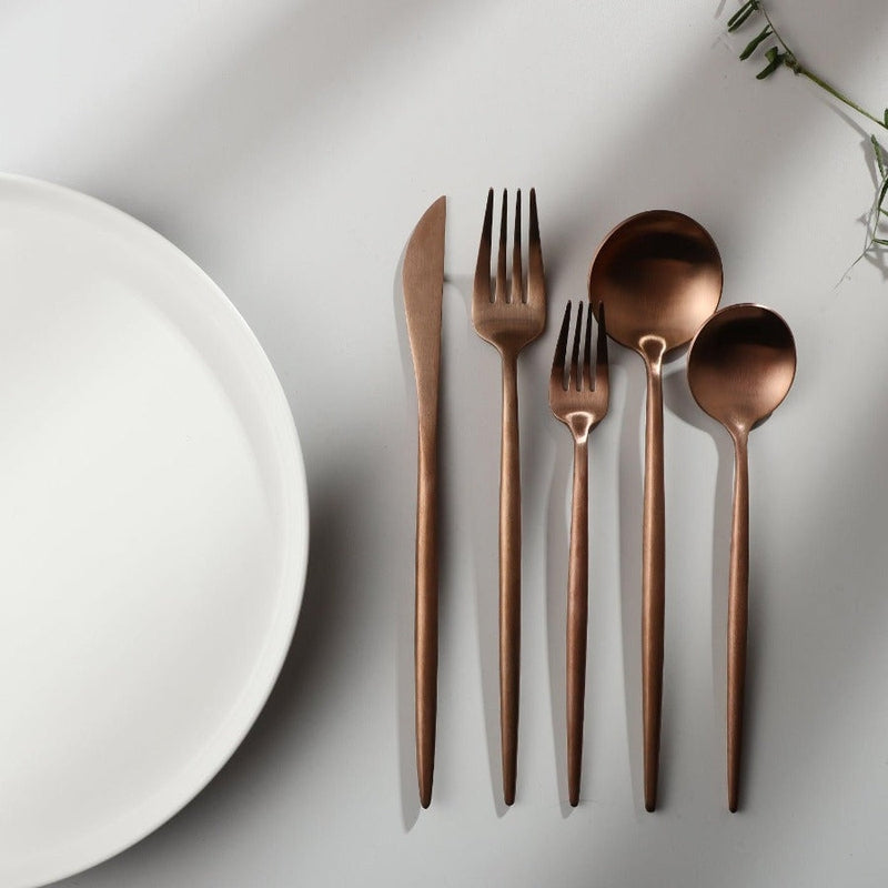 Luxe Bestekset Van RVS Met Matte Afwerking Voor Een Moderne Tafelsetting