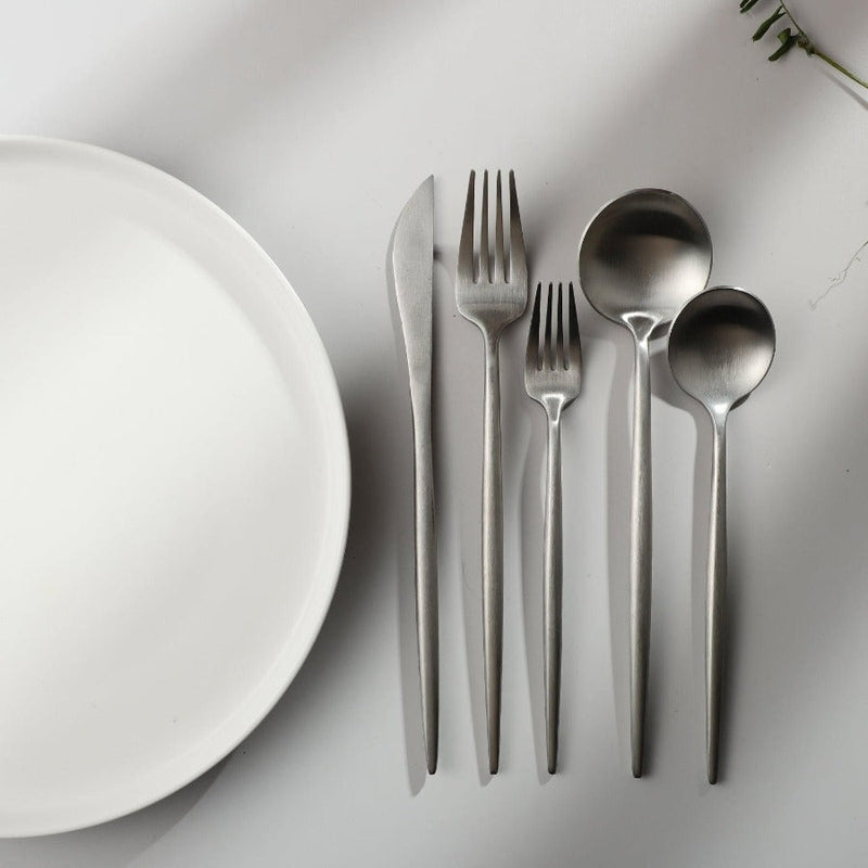 Luxe Bestekset Van RVS Met Matte Afwerking Voor Een Moderne Tafelsetting