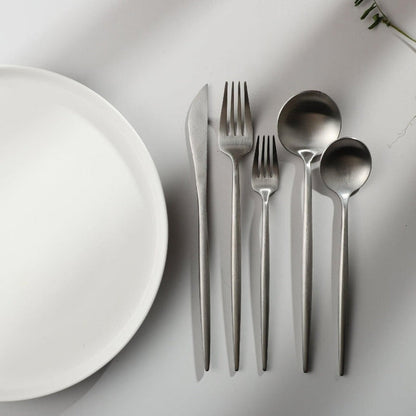 Luxe Bestekset Van RVS Met Matte Afwerking Voor Een Moderne Tafelsetting