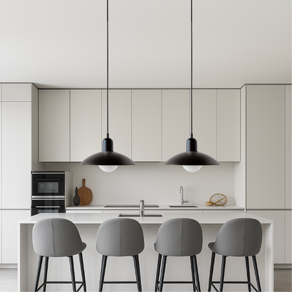 Metalen Hanglamp Met Lage Kap En Scandinavische Lijnen