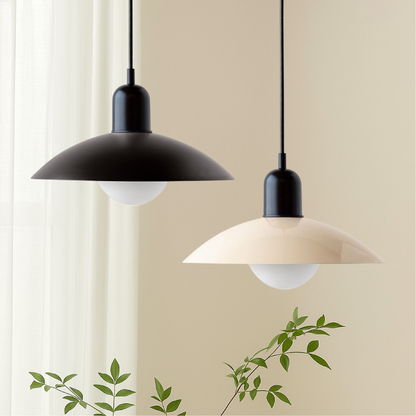 Metalen Hanglamp Met Lage Kap En Scandinavische Lijnen