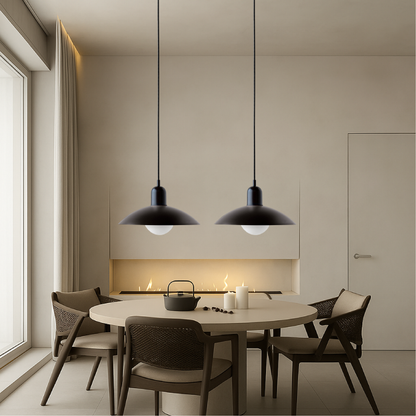 Metalen Hanglamp Met Lage Kap En Scandinavische Lijnen